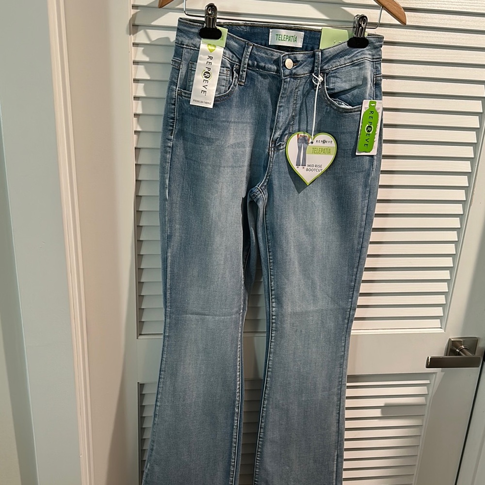 NWT Telepatia Mid Rise Bootcut Repreve Premium Fabric Five Pockets Jeans.